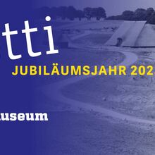 Kollage bestehend aus dem Schriftzug "Staub & Konfetti Jubiläumsjahr 2025 60 Jahre Freilichtmuseum Molfsee" auf dunkelblauem Hintergrund, das in ein schwarz-weiß Foto des Freilichtmuseums über geht.