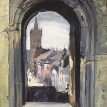 Gemälde im Hochformat. Dargestellt wird der Blick von einem oberen Stockwerk der Porta Nigra aus durch ein römisches Rundbogenfenster auf den Turm der Bürgerkirche St. Gangolf in Trier. Vor der Kirche steht eine Häuserreihe.