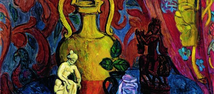 Gemälde, auf dem ein Stillleben abgebildet ist. Auf einem runden kleinen Tisch mit blauer Tischdecke stehen eine gelbe Vase, zwei Figuren und eine kleine Vase mit blauer Rose. Der Hintergrund wird durch bunte Wände und Stoffe definiert.