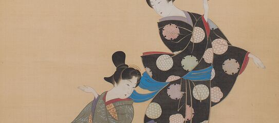 Japanische Hängerolle mit drei farbenfroh gekleideten Tänzerinnen mit Fächern, die sich in der unteren Hälfte befinden. In der oberen Hälfte ist eine angedeutete Sonne. Rechts unten in der Ecke sind Schriftzeichen.