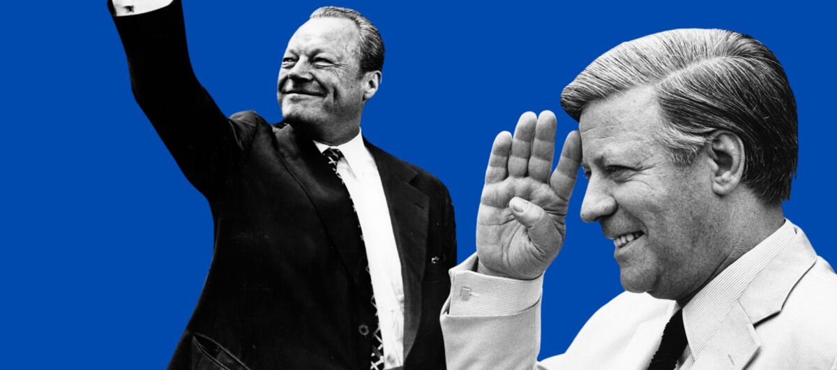 Auf blauem Hintergrund sind zwei ausgeschnittene schwarz-weiß Fotos zu sehen. Eins von Willy Brandt, der lacht und seine rechte Hand zum Gruß hebt, und eins von Helmut Schmidt, der ebenfalls lacht und seine rechte Hand zum Gruß an seine Stirn legt