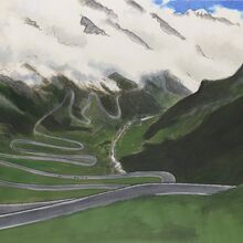 Gemälde einer Sraße, die sich durch eine Berglandschaft windet. Schlangenförmig liegt die graue Straße zwischen den Bergen, die sich in dunklen und hellen Grüntönen abwechseln. Wolken verhüllen die oberen Berggipfel.