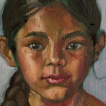 Foto eines Leinwendgemäldes eines Mädchenportraits. Es hat lange dunkle Haare, die zu einem Zopf geflochten sind. Ihre Haut ist leicht dunkel. Das Mädchen schaut neutral freundlich und die betrachtende Person direkt an.