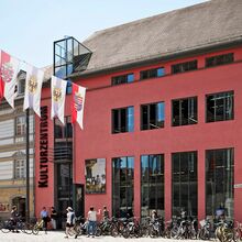 Foto der Außenansicht der Städtischen Wessenberg-Galerie im Kulturzentrum. Das Haus ist in einem braun-rot gestrichen. Neben der Eingangstür zieren vier hohe Fenster im Erdgeschoss und vier kleine Fenster darüber die Fassade.