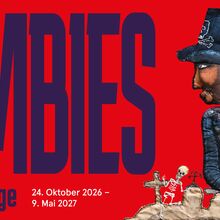 Ausstellungsbanner. Auf rotem Untergrund steht in großen Buchstaben: Zomiebs. Darunter kleiner: Die Ursprünge. 24. Oktober 2026 - 9. Mai 2027. Wie aufgenäht daneben ein Zombie vor einem Friedhof, auf dem eine Katze und zwei Skelette zu sehen sind.