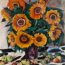 Gemälde im Hochformat. Mit kräftigen Farben ist ein Stillleben aus einem Sonnenblumen-Strauß in einer Vase auf einem Tisch mit weiß-schwarz gefleckter Tischdecke zu sehen. Um die Vase herum liegen kleine Äpfel und Kartoffeln.