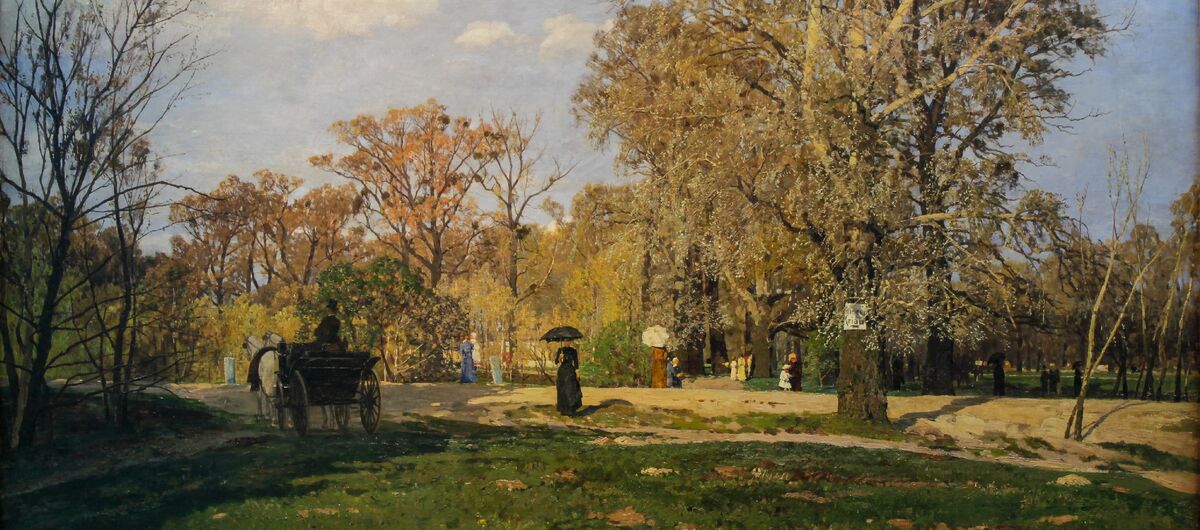 Ölgemälde im Querformat. In einer Parklandschaft gehen Personen bei sonnigem Wetter spazieren. Der vordere Bildteil liegt im Schatten. Zwei Frauen in Kleidern nutzen Sonnenschirme. Eine offene Kutsche in der linken Bildhälfte wird von zwei Pferden gezogen