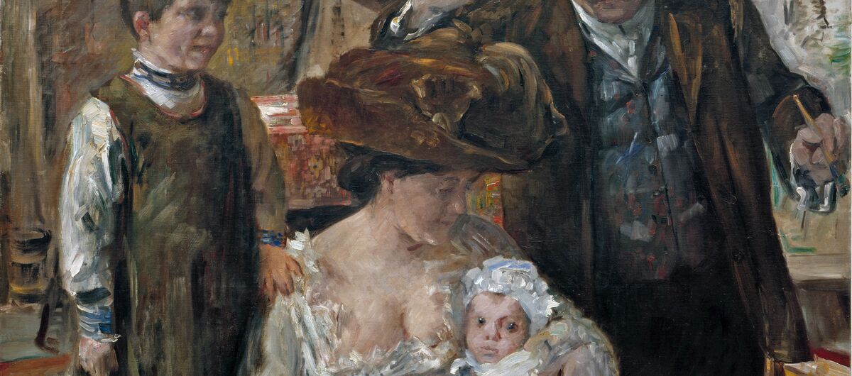 Gemälde einer Familie bestehend aus einer sitzenden Mutter im Kleid und großem Hut mit einem Kleinkind auf dem Schoß, einem lachenden Jungen, der seine Hand auf die Schulter der Mutter legt, sowie einem Vater mit Farbpalette und Pinsel in der Hand.