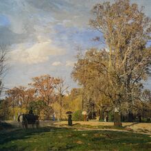 Ölgemälde im Querformat. In einer Parklandschaft gehen Personen bei sonnigem Wetter spazieren. Der vordere Bildteil liegt im Schatten. Zwei Frauen in Kleidern nutzen Sonnenschirme. Eine offene Kutsche in der linken Bildhälfte wird von zwei Pferden gezogen