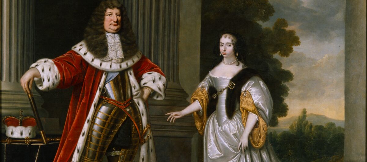 Gemälde eines Mannes und einer Frau. Er trägt einen roten Samtmantel, der am Saum mit weißem schwarz gepunktetem Fell abschließt. Sie trägt ein silber-goldenes Kleid. Links neben dem Mann liegt eine Krone aus dem Material des Mantels.