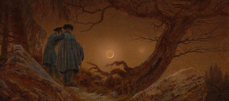 Zwei Personen auf felsigem Gelände, einige Bäume umgeben sie. Es ist dunkel, die einzige Lichtquelle ist der Mond, den sie von ihrem Standpunkt aus beobachten.