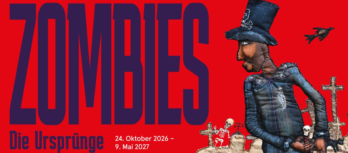 Ausstellungsbanner. Auf rotem Untergrund steht in großen Buchstaben: Zomiebs. Darunter kleiner: Die Ursprünge. 24. Oktober 2026 - 9. Mai 2027. Wie aufgenäht daneben ein Zombie vor einem Friedhof, auf dem eine Katze und zwei Skelette zu sehen sind.