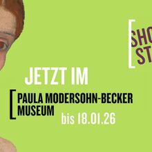 Auf hellgrünem Hintergrund ragt von der linken Seite das Gesicht einer jungen Frau in das Ausstellungsplakat. In der rechten oberen Ecke steht "short stories 2025" geschrieben. Mittig steht "Jetzt im Paula Modersphn-Becker Museum bis 18.01.26"