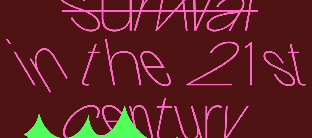Pinker Schriftzug "Survival in the 21 century" auf dunklem Grund. Eine neongrüne Grafik, die in ihrer Form an ein Puzzleteil erinnert, prangt halb über dem Schriftzug. Survival ist zudem durchgestrichen.