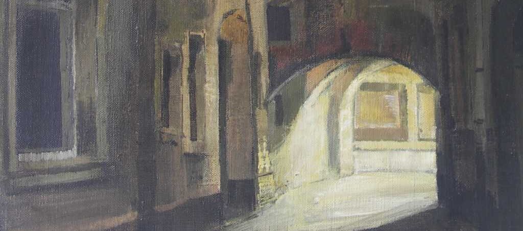 Gemälde im Hochformat in gedeckten Farben. Es zeigt eine schmale Häusergasse. Ein Rundbogen, über den Häuser gebaut sind, lässt Licht in die dunkle Gasse fallen.
