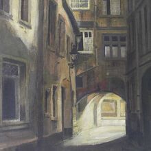 Gemälde im Hochformat in gedeckten Farben. Es zeigt eine schmale Häusergasse. Ein Rundbogen, über den Häuser gebaut sind, lässt Licht in die dunkle Gasse fallen.
