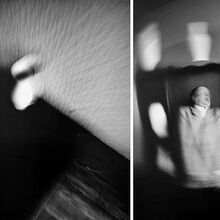 Vier schwarz-weiß Fotos im Hochformat bilden eine Kollage. Von links: Ein zurückgebeugter Mann balanciert drei gleiche Vasen auf den Händen, eine Vase von oben verwackelt, der Mann scheint mit Vasen zu jonglieren verwackelt, zwei im Raum schwebende Vasen.