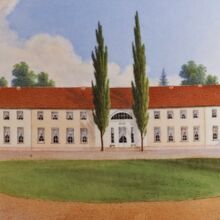 Gemälde des Schloss Paretz in freundlichen Farben, das nahezu fotoähnlich wirkt. Der Betrachtende scheint von einer Treppe auf den Hintereingang des Schlosses zu schauen. Rundherum stehen in einem Park vereinzelt hohe schmale Bäume.