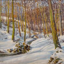 Gemälde einer Winterlandschaft. Zu sehen ist ein kleines Wäldchen mit dünneren kahlen Bäumen. Da durch schlängelt sich ein kleines Flüsschen. Der Boden ist mit Schnee bedeckt.