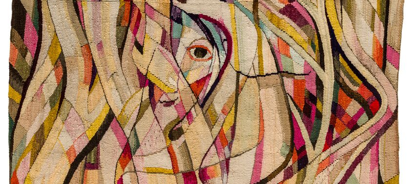 Das Kunstwerk besteht aus Wolle und Farben. Hinter pflanzenartigen abstrakten Strukturen sind eine Frau sowie ein Tier zu sehen. Die Frau lächelt und schmiegt ihre Hände an die Kopfoberseite. Das Tier schaut sie von unten an.