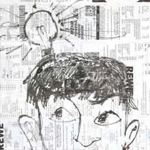 Vier Kassenbons liegen übereinander - zwei davon von REWE. Darauf ist ab der Nase ein Junge gemalt, der nach recht oben schaut und über den eine Glühbirne gemalt wurde. Alles wurde mit einem schwarzen Filzstift gezeichnet.