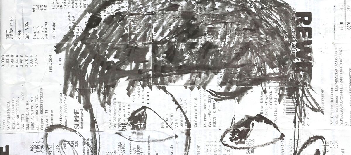 Vier Kassenbons liegen übereinander - zwei davon von REWE. Darauf ist ab der Nase ein Junge gemalt, der nach recht oben schaut und über den eine Glühbirne gemalt wurde. Alles wurde mit einem schwarzen Filzstift gezeichnet.