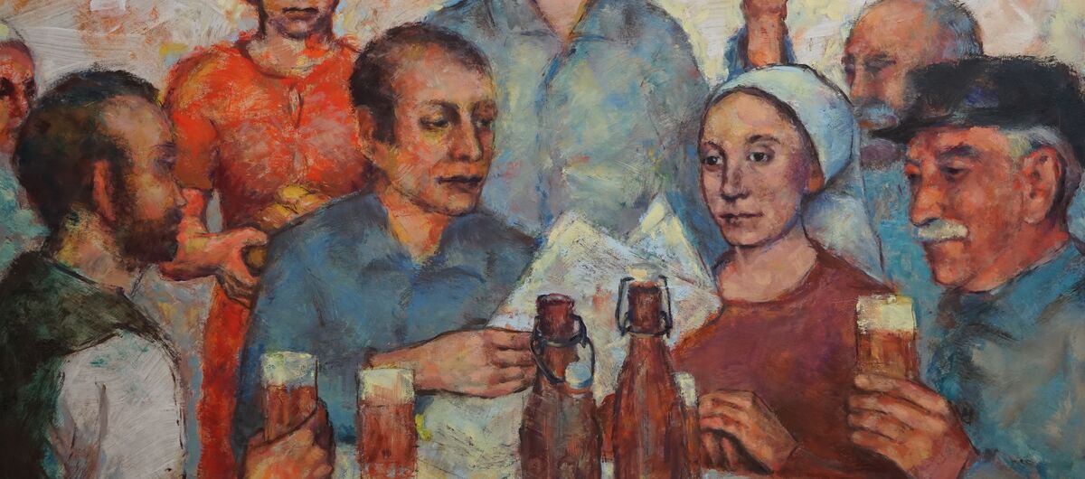 Gemälde einer Kneipenszene. Um einen Tisch sitzen drei Männer und eine Frau mit Kopftuch. Auf dem Tisch stehen zwei Flaschen Bier und zwei Gläser Bier. Zwei Männer haben je ein Glas Bier in der Hand. Hinter der Szene stehen zwei Frauen und zwei Männer.