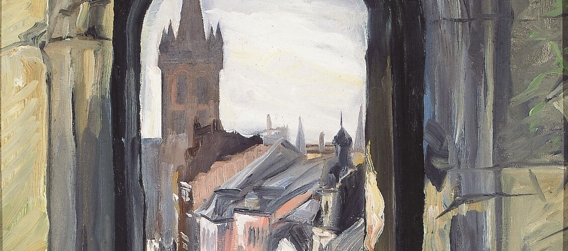 Gemälde im Hochformat. Dargestellt wird der Blick von einem oberen Stockwerk der Porta Nigra aus durch ein römisches Rundbogenfenster auf den Turm der Bürgerkirche St. Gangolf in Trier. Vor der Kirche steht eine Häuserreihe.