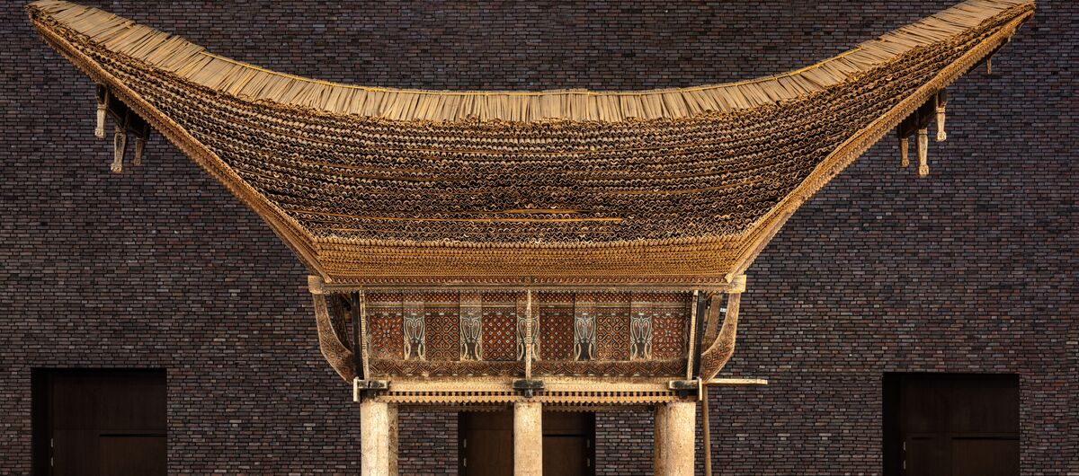 Foto eines indonesischer Reisspeichers im Rautenstrauch-Joest-Museum. Er ist aus Bambus und Rotang gefertigt, verziert durch Schnitzereien.
