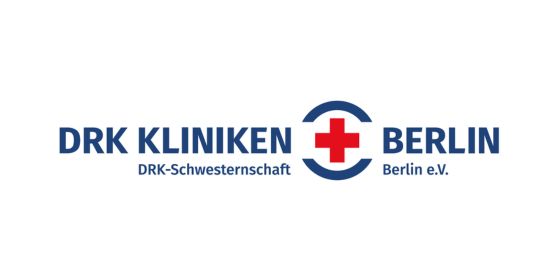 Dunkelblauer Schriftzug DRK Kliniken Berlin. Vor dem Wort Berlin ist ein rotes Kreuz in einem stilisierten Kreis gesetzt. UNter dem Schriftzug ist zu lesen DRK-Schwesternschaft Berlin e.V.