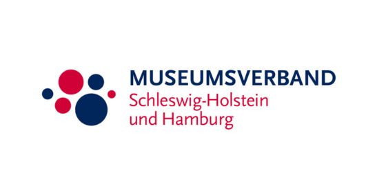 Dunkelblauer Schriftzug Museumsverband, darunter rot abgesetzt Schleswig-Holstein und Hamburg. Links sind 6 unterschiedlich große Kreise abgebildet, 3 sind rot, 3 blau.