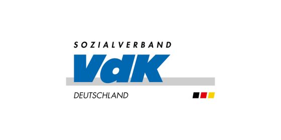 Logo des VdK mit dem Wort "VdK" groß in Blau, darüber "Sozialverband" in Schwarz, darunter "Deutschland" in Schwarz, ergänzt durch drei kleine Farbfelder in Schwarz, Rot und Gelb, die an die deutsche Flagge erinnern.